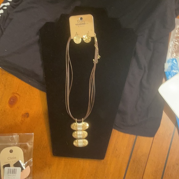 Beautiful, fashion statement Necklace and earrings set - Picture 3 of 3